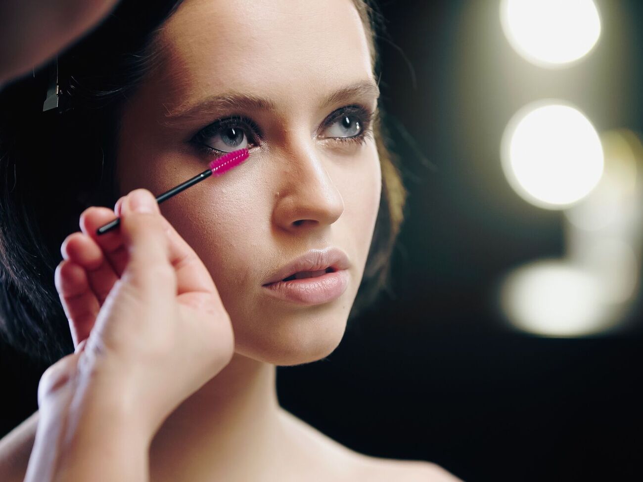 Цветную тушь можно использовать в нежном макияже