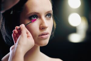 Цветную тушь можно использовать в нежном макияже