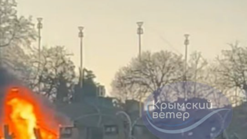Очевидцы сняли, как утверждает "Крымский ветер", последствия ударов по аэродрому Бельбек