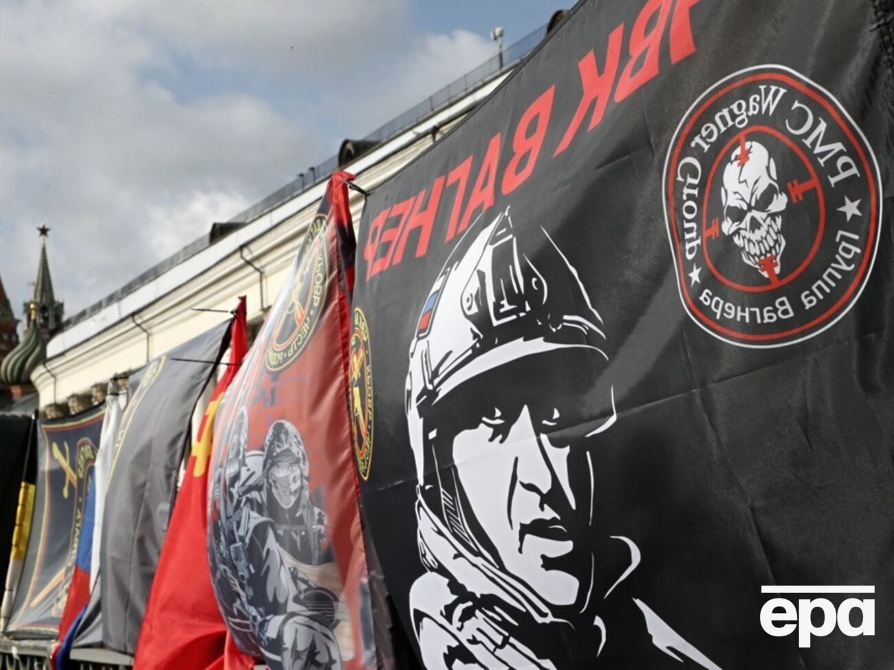 По данным ведомства, Росгвардия предлагает вагнеровцам контракты для службы в Украине и Африке