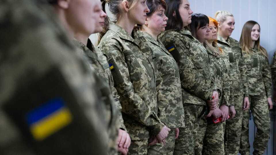 Костюми виготовляють у розмірах від 40 до 64, зрості від 146 см до 188 см