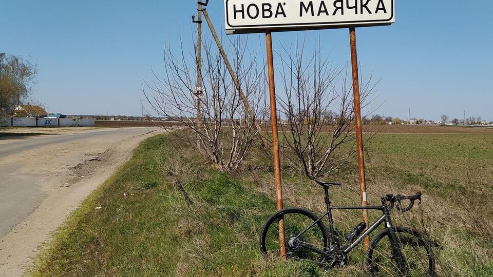 Селище розташоване приблизно за 20 км від лінії фронту