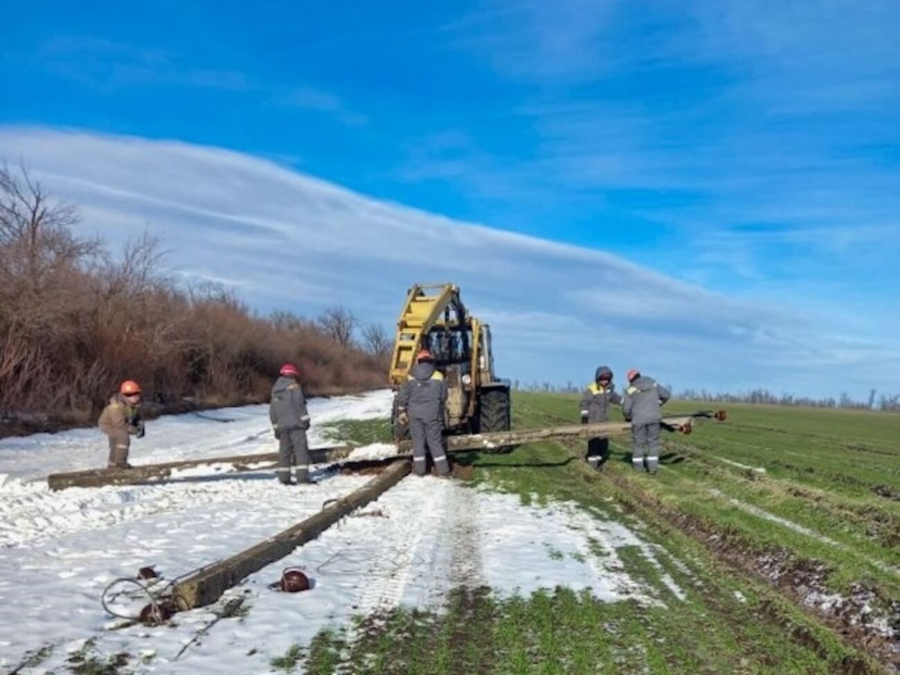 Энергетики сразу начинают возобновление электроснабжения, как только это становится возможным и военные дают разрешение на проведение работ