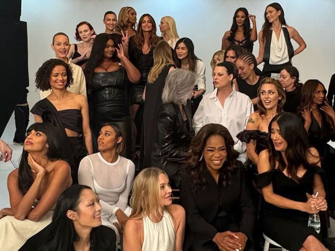 Участь у зйомці зокрема взяли Вінфрі, Кемпбелл, Сайрус і Гаєк