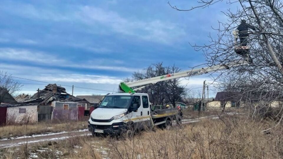 Енергетики працюють майже безперервно і відновлюють обладнання й лінії, повідомили в ДТЕК