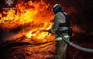 В Павлограде спасатели тушили пожар, возникший после прилета российского дрона по объекту энергетической инфраструктуры