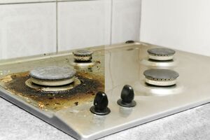 Чтобы избавиться от жира на кухне, можно использовать кукурузный крахмал