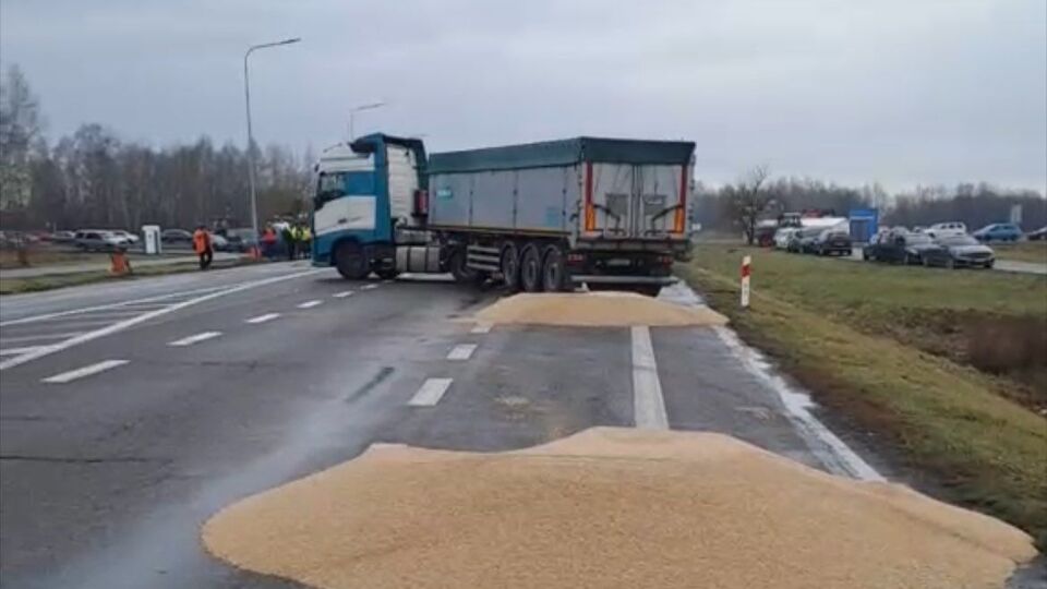 11 февраля протестующие высыпали украинское зерно в Дорогуске