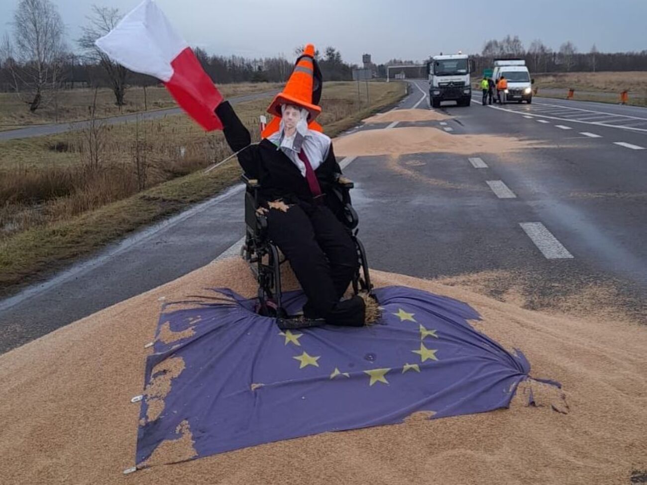 Розсипане з українських вантажівок зерно досі не прибрали