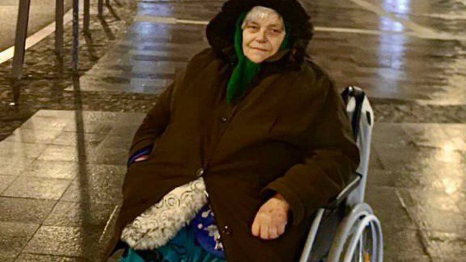 Антоніні, яка не може пересуватися сама, волонтери передали візок