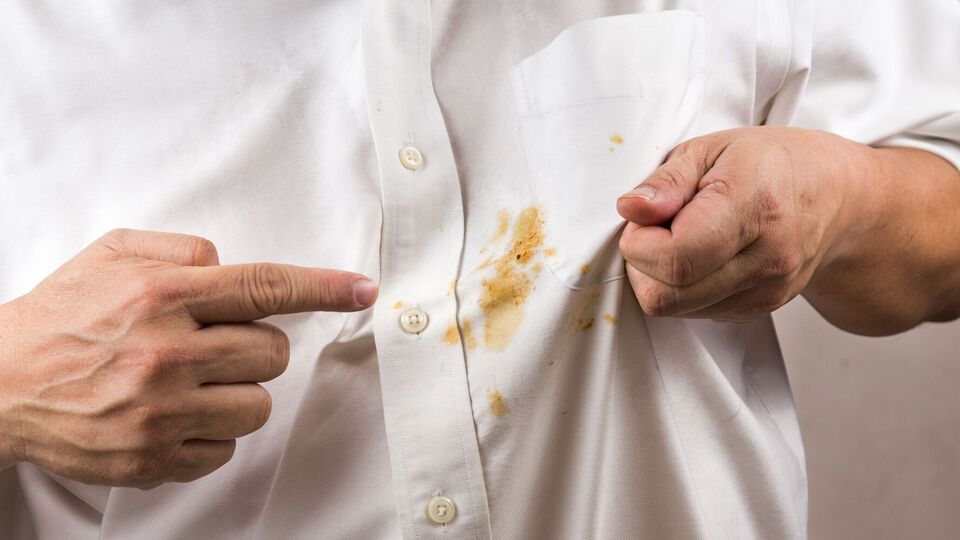 Залогом эффективного удаления жирных пятен с одежды, которые не растворяются в воде, является тщательная предварительная обработка ткани