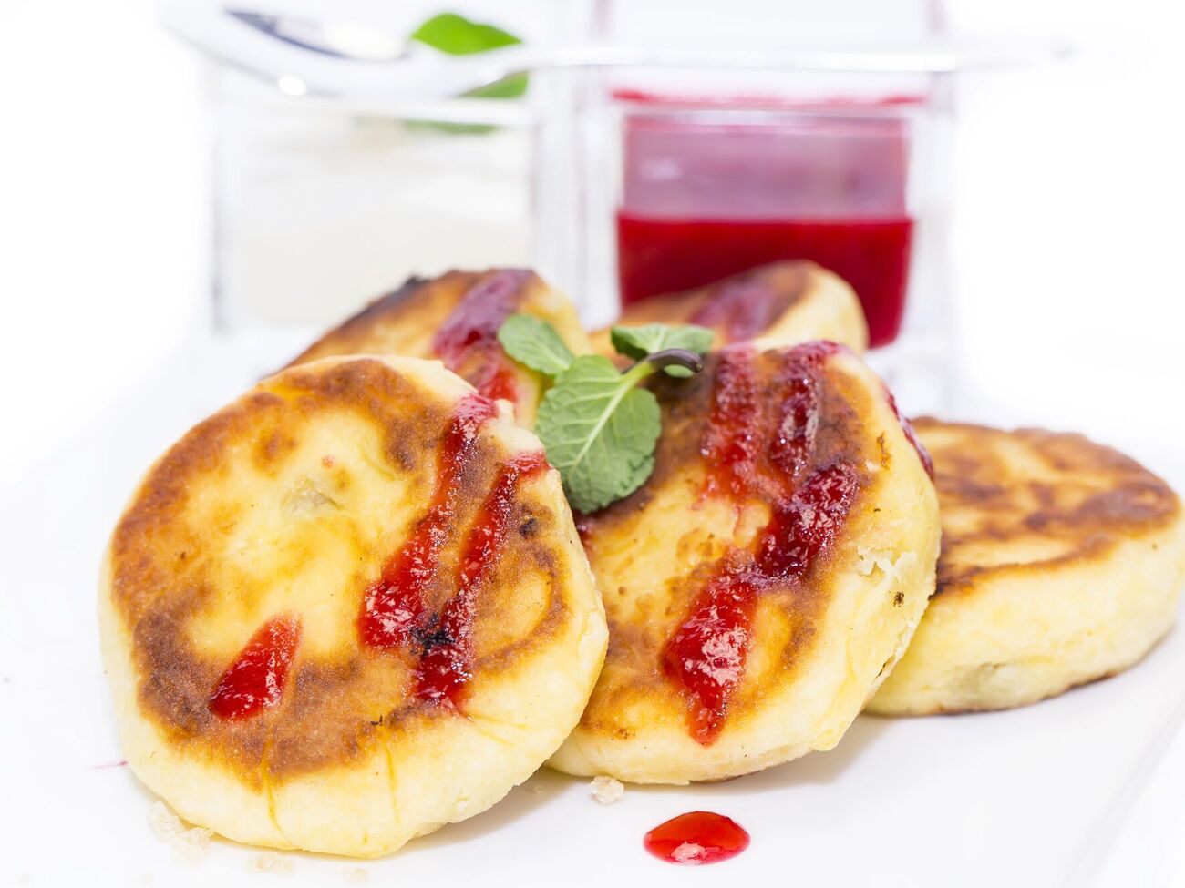 Сырники нужно подавать с малиновым соусом