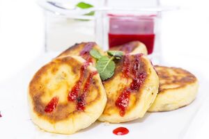 Сырники нужно подавать с малиновым соусом