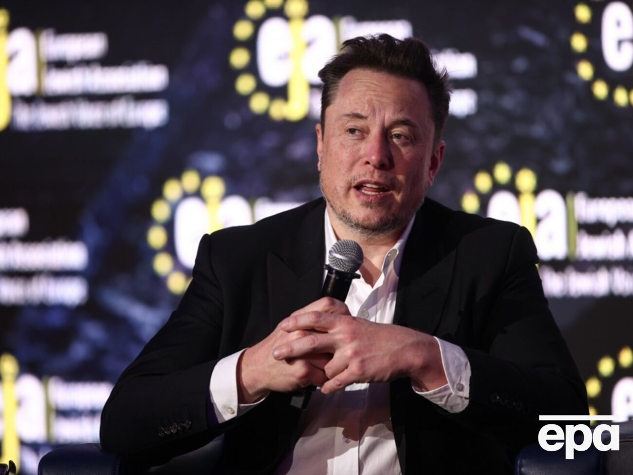 По мнению Маска, на российского президента оказывают давление, чтобы он довел войну до конца, поскольку "если он отступит, его убьют"