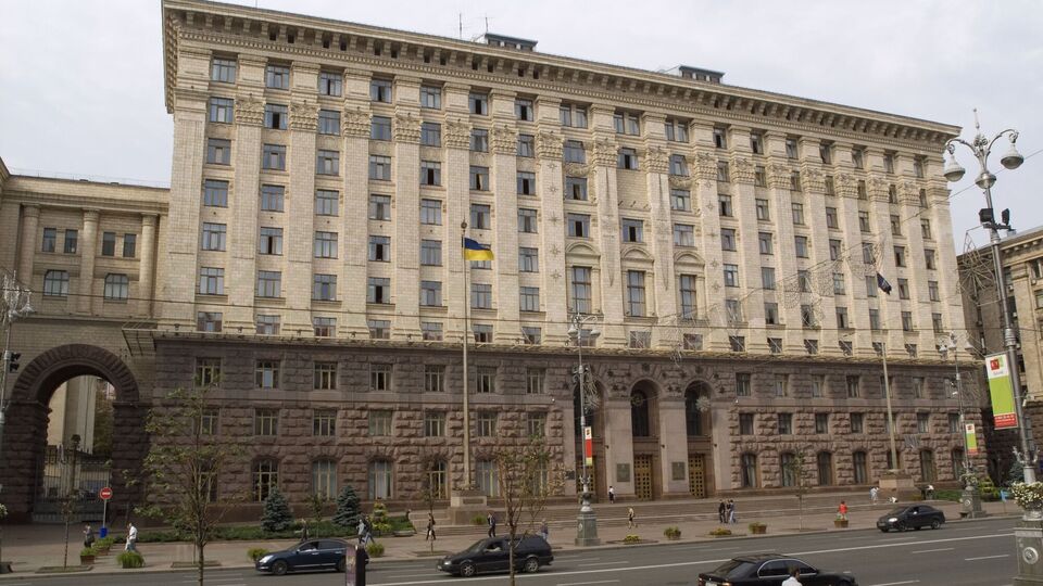 Инициаторы обращения в общественный совет подозревают, что действия Сомхишвили могут поддерживать отдельные должностные лица Киевской городской государственной администрации