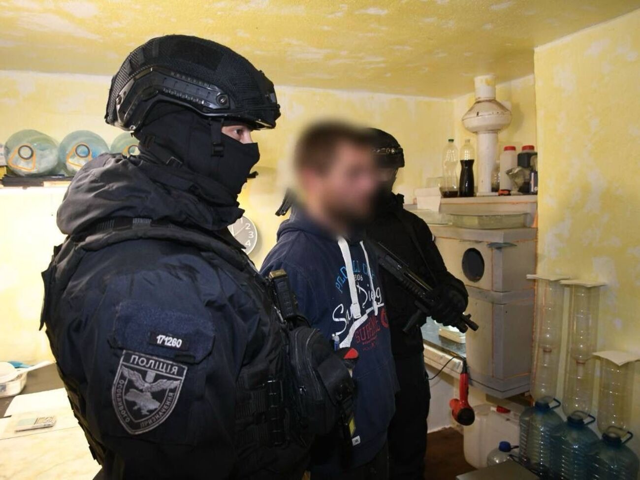 Правоохранители задержали 12 подозреваемых