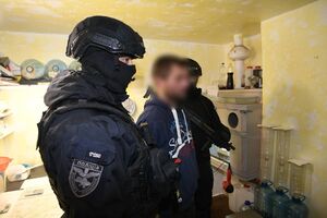 Правоохранители задержали 12 подозреваемых