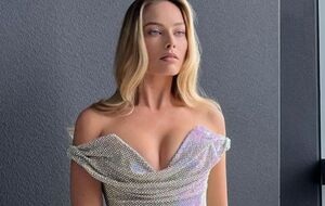 Маникюр для звезды американского фильма "Барби" сделала американский мастер Гольдштейн