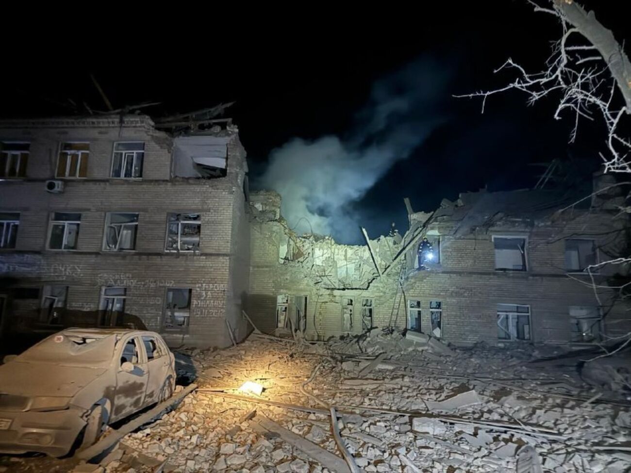 Під завалами лікарні шукають трьох людей