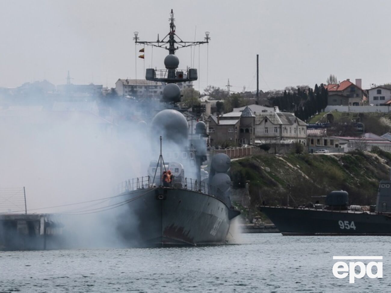 Один із кораблів РФ, імовірно, атакували