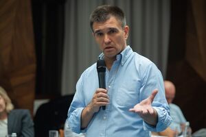 Перед нами встает главный вопрос: есть ли в США двухпартийный консенсус в отношении Украины или он потерян? Это вопрос жизни и смерти