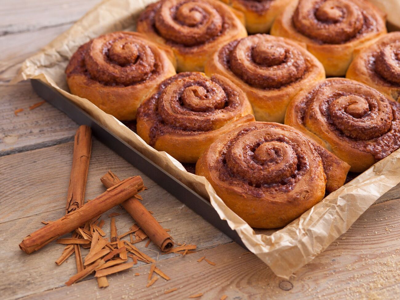 Синабони необхідно присипати корицею