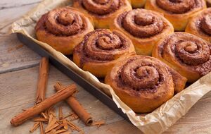 Синабони необхідно присипати корицею