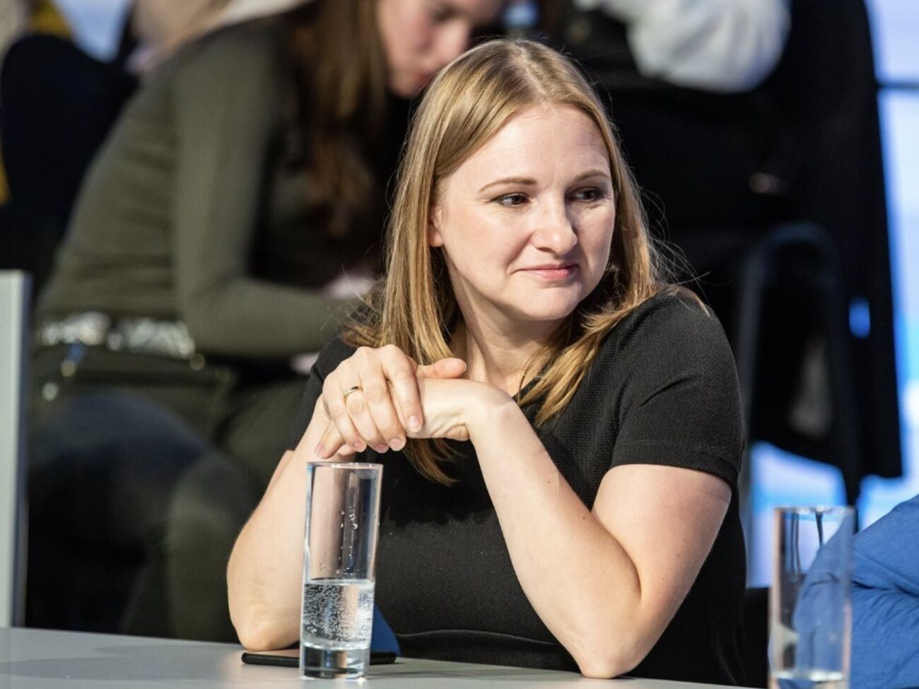 Не верю, что кому-то из нас сейчас выбор дается легко. Всем нам больно от того, что мы разорваны, разбросаны по миру, проживаем разные опыты и перестаем понимать друг друга