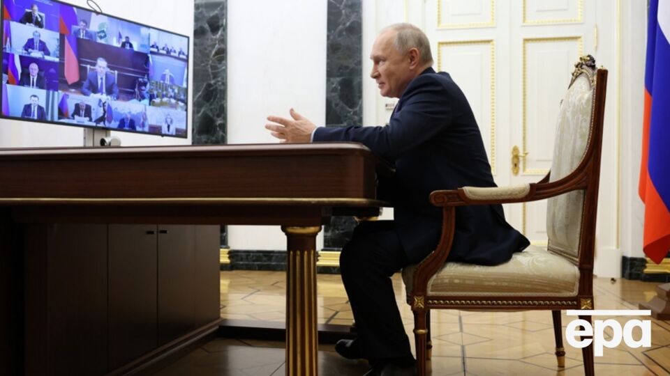 Путин приказал подогнать под него мебель в кабинете, рассказала Максакова