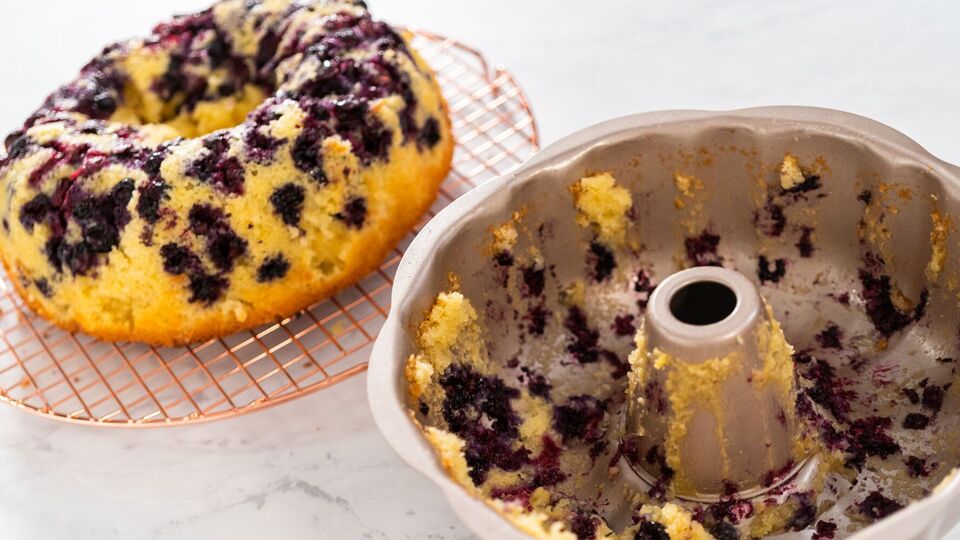 Если тесто прилипает к форме, возможно, сама форма не очень качественная