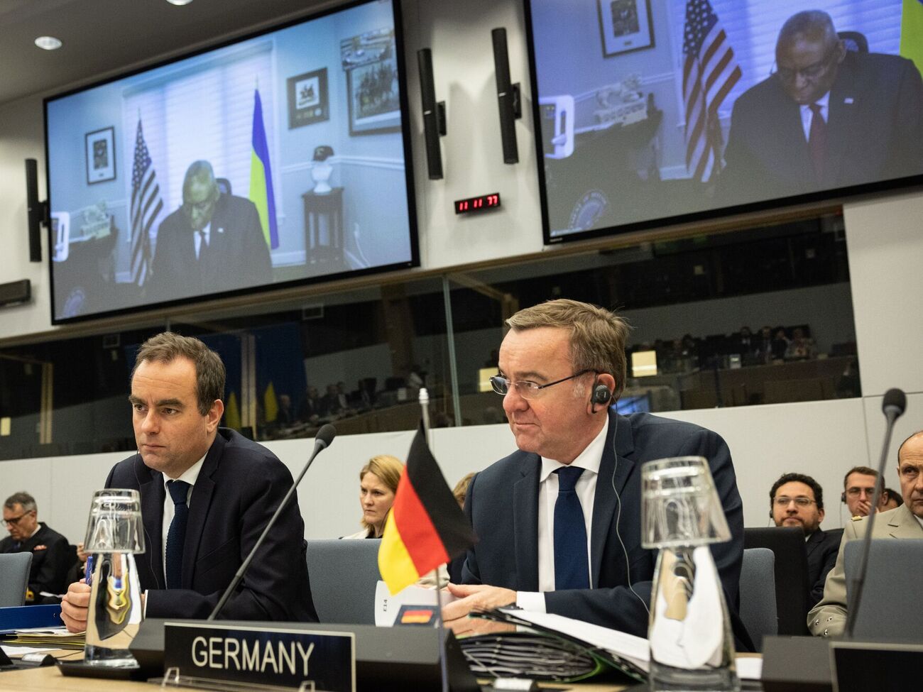 ФРН цього року витратить €3,5 млрд на закупівлю артснарядів, зазначив Пісторіус (праворуч)