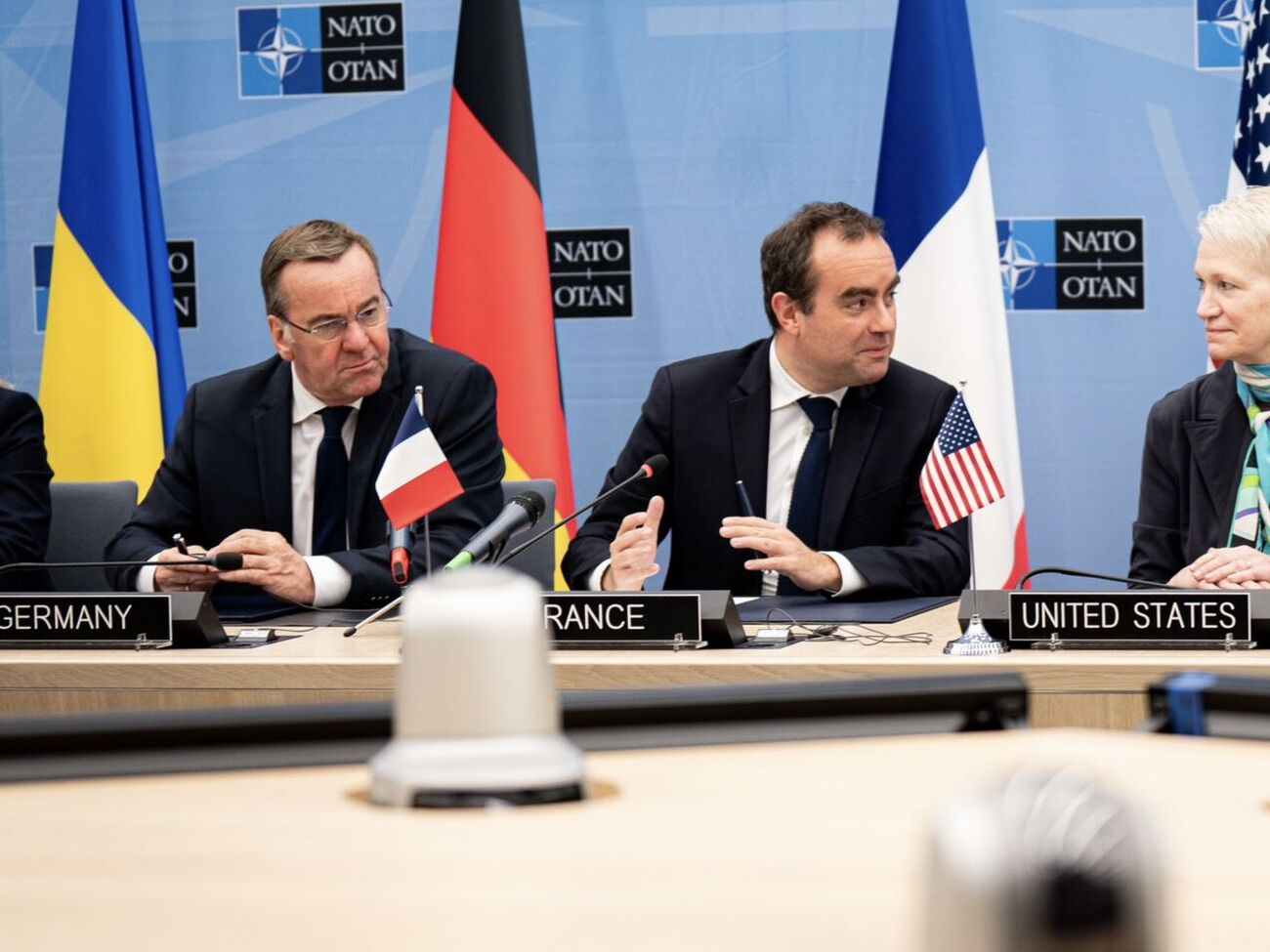 Лекорню (праворуч) запустив коаліцію на підтримку ППО України разом із Пісторіусом (ліворуч) і його колегами з Данії та Бельгії, зазначили в міноборони Франції