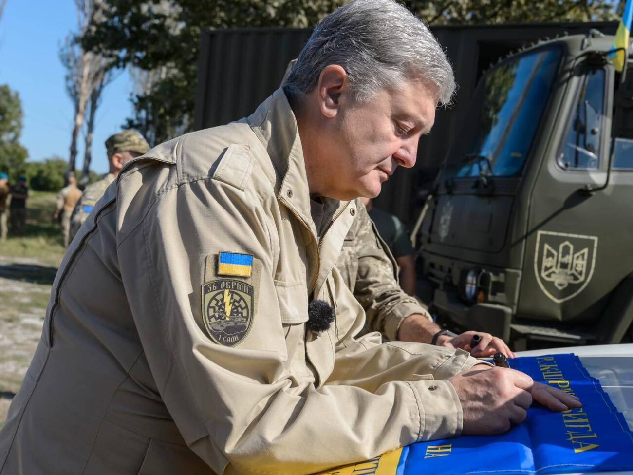 Порошенко призвал выпустить его, потому что "еще есть время"