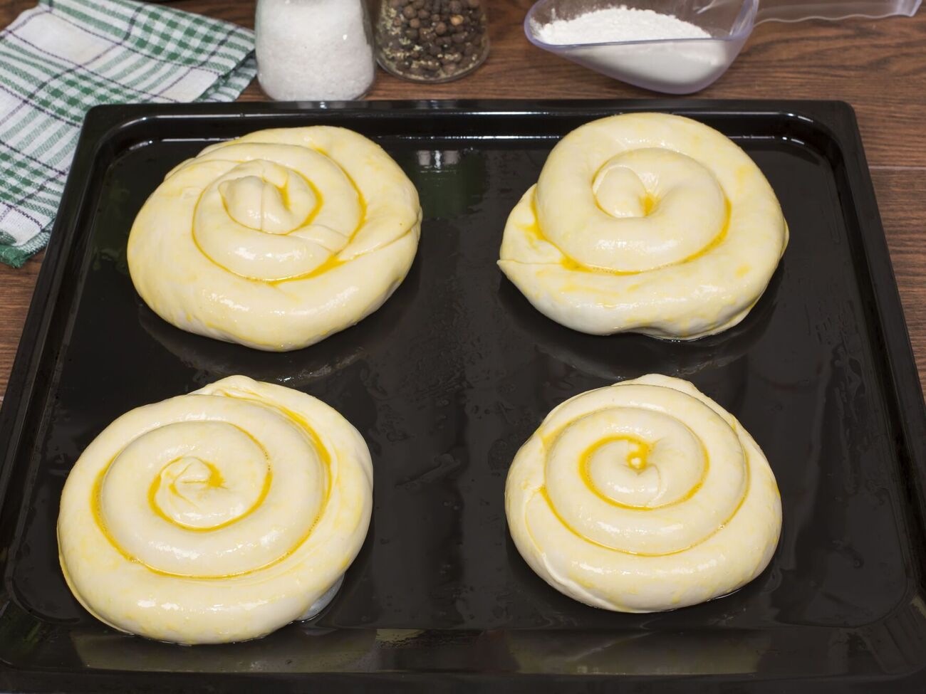 Выпекайте булочки 30 минут при 180 °C