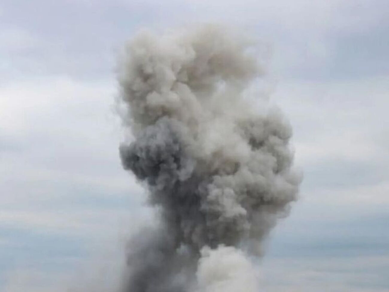 Власти Запорожья и Львова сообщили о взрывах во время воздушной тревоги утром 15 февраля