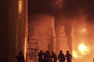 В Курской области продолжают тушить пожар на нефтебазе