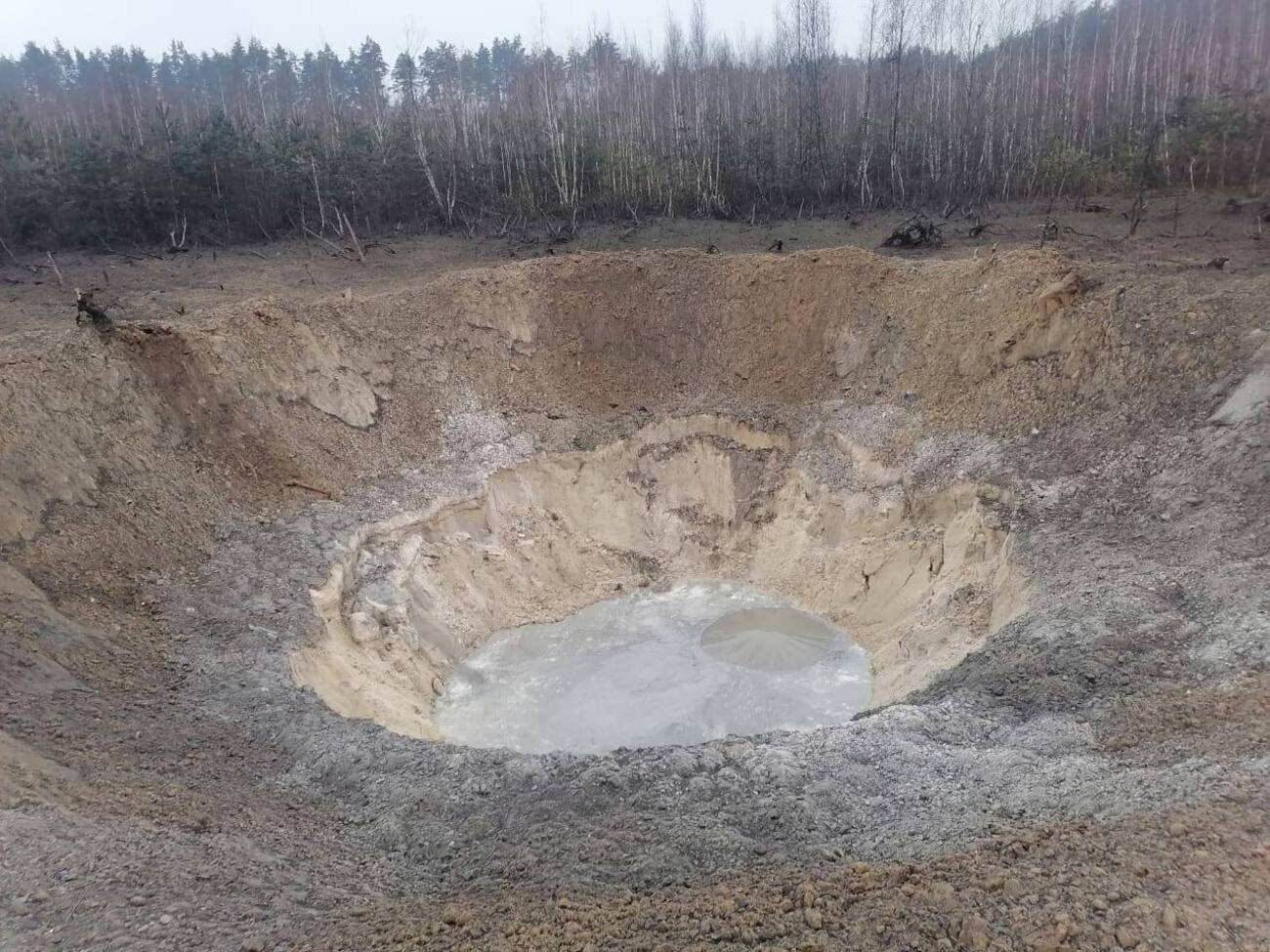 Вирва від падіння збитої російської ракети під Бучею