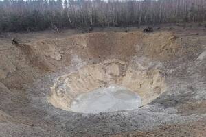Вирва від падіння збитої російської ракети під Бучею