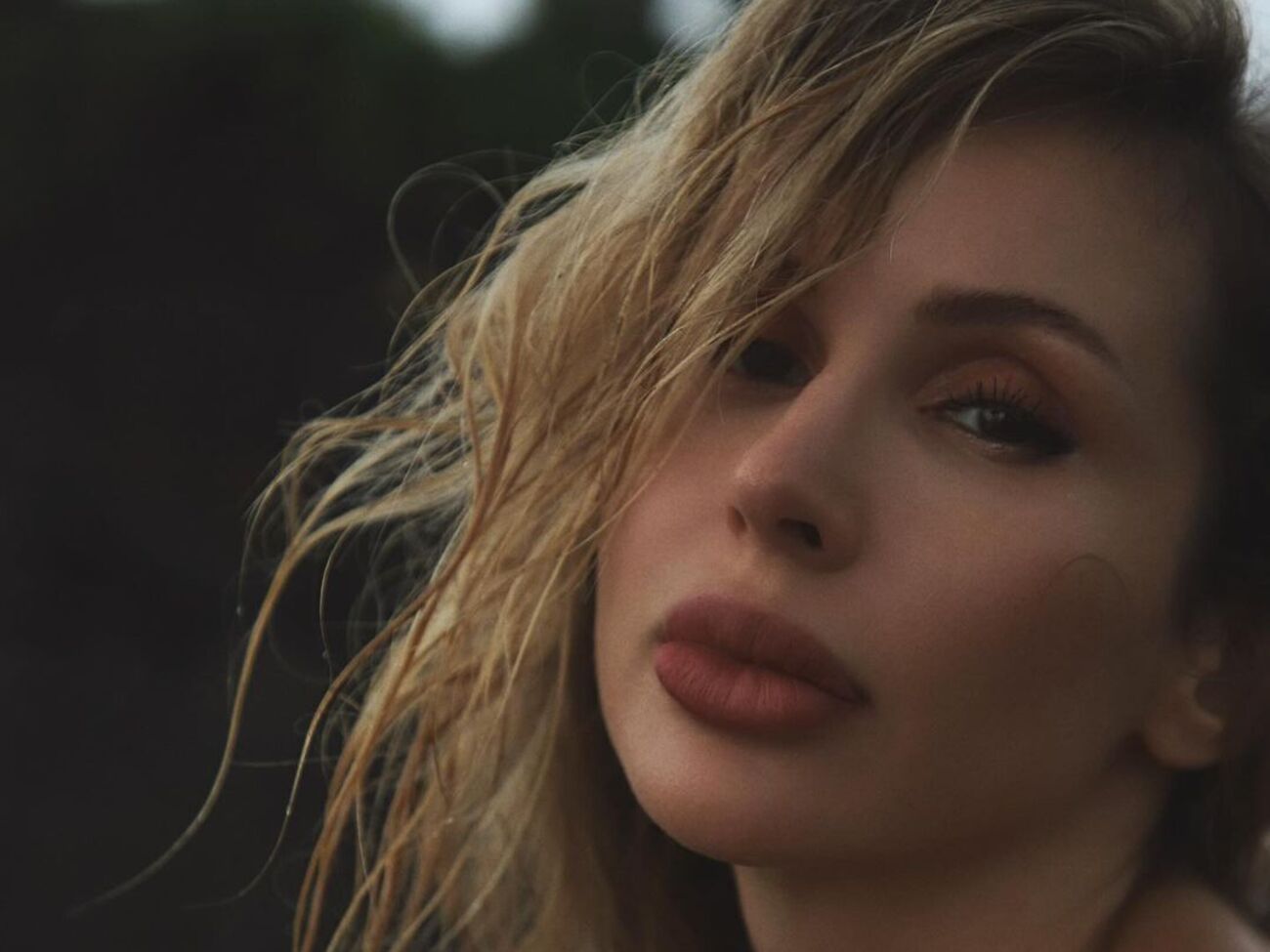 Loboda: Все може в кінці кінців розпастись, як камінці. Тримай мене в руці, ніби надію останню...