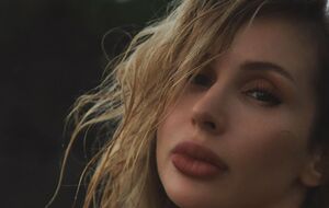 Loboda: Все може в кінці кінців розпастись, як камінці. Тримай мене у руці, немов надію останню…