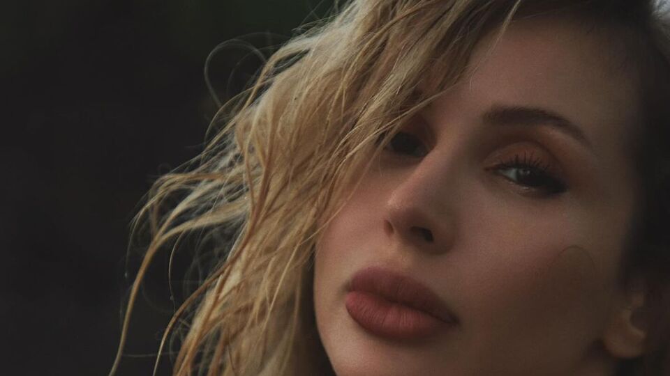 Loboda: Все може в кінці кінців розпастись, як камінці. Тримай мене у руці, немов надію останню…