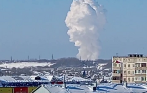 В Бийске после взрыва поднялся высокий столб дыма, местные жители рассказали об ударной волне