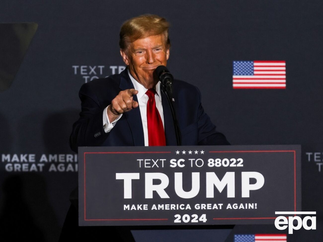 Трамп (на фото) заявив, що Байден нібито "збирається віддати" Україну Путіну