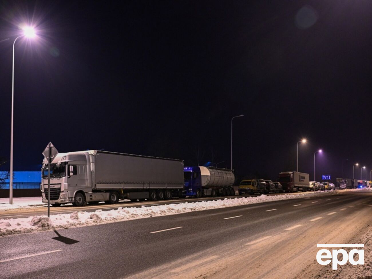 На границу колонной приехали 15 украинских грузовиков и около 20 легковых авто