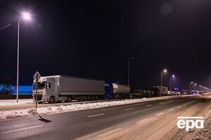 На границу колонной приехали 15 украинских грузовиков и около 20 легковых авто
