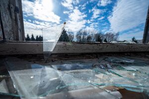 Вибуховою хвилею через російський ракетний обстріл вибило вікна у приблизно 30 будинках на п'яти вулицях у Львові, зазначили в ОВА