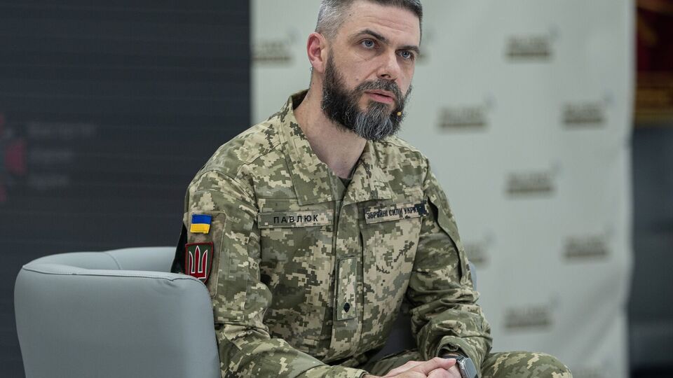 Далекобійна зброя дасть змогу Україні завдавати ударів по логістичних шляхах, складах і командних пунктах росіян на тимчасово окупованих територіях, зазначив Павлюк