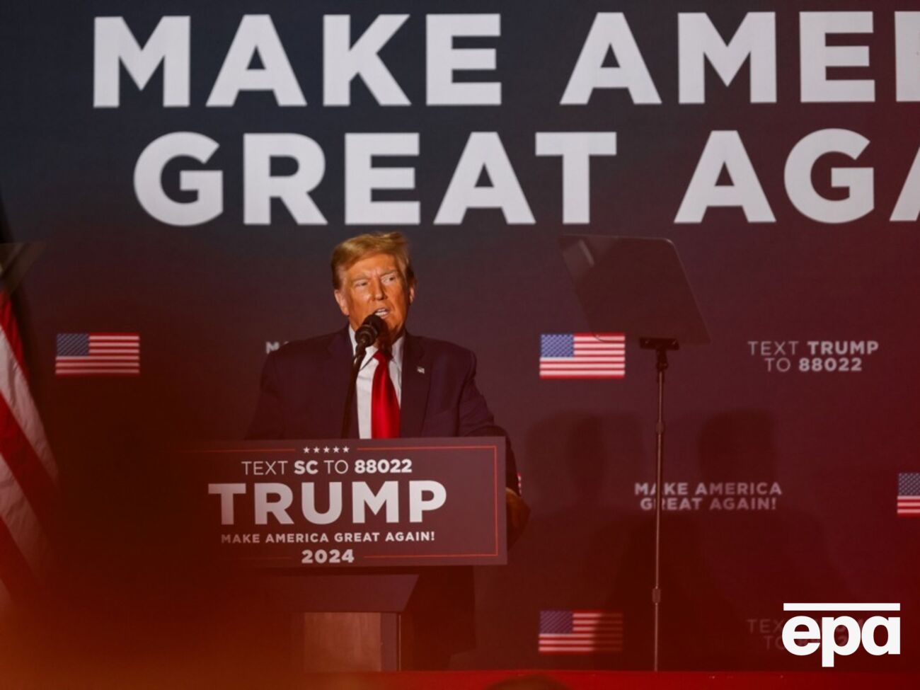 Трамп рассматривает возможность подтолкнуть Украину к переговорам о прекращении войны с РФ, если вернется к власти, отметило СМИ