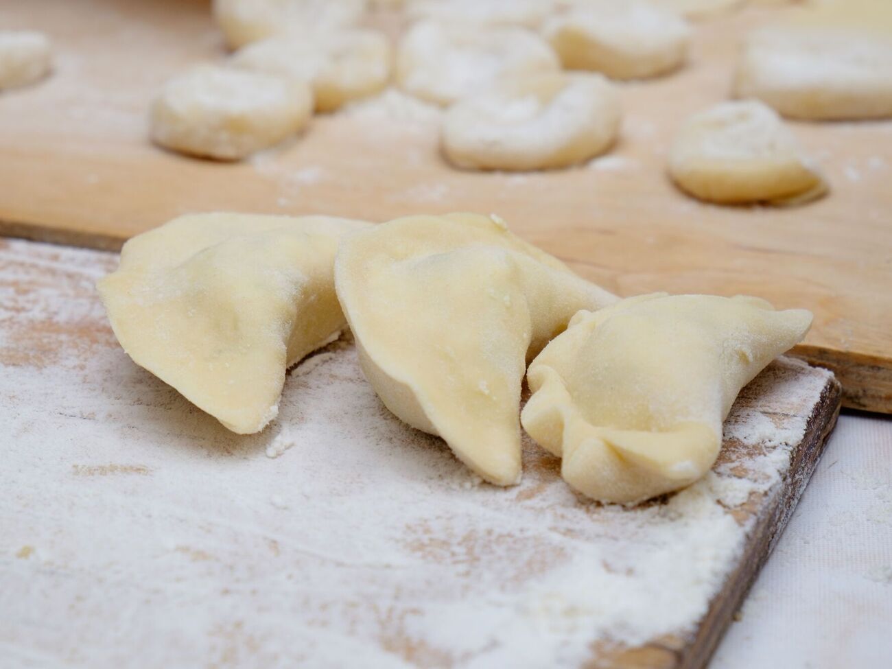 Тесто после замеса должно постоять около часа