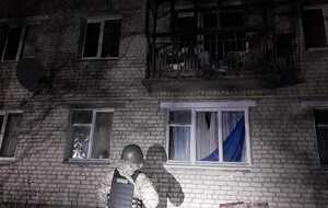 Унаслідок російського обстрілу в Зорі пошкоджено багатоповерхівку, зазначили в Донецькій ОВА